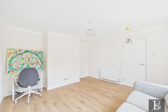 6 Stuart Close, Windsor photo 4