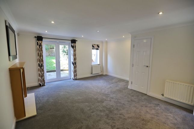 47 Greendale Drive, Manchester photo 2