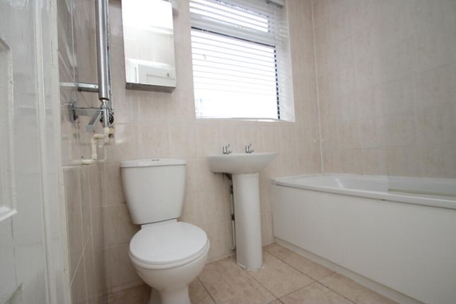 3a Selsdon Parade, Addington Road, SOUTH CROYDON photo 4