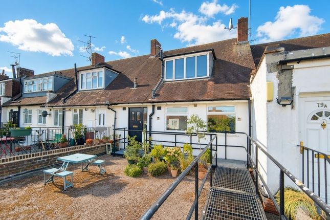 1-bed flat on 81B, High Street, Twickenham, £100,000