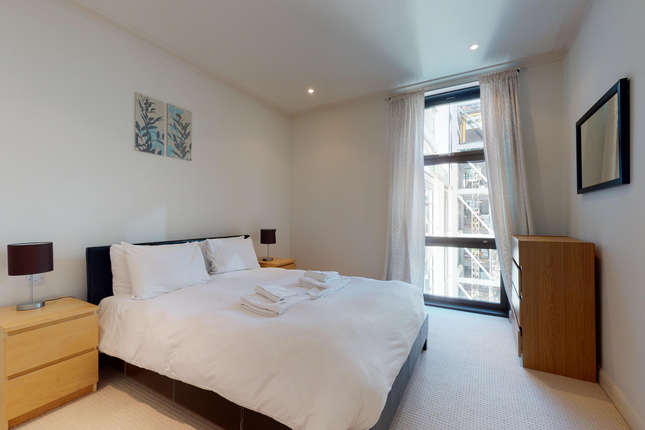 Thumbnail Flat to rent in Discovery Dock Apartments West, London