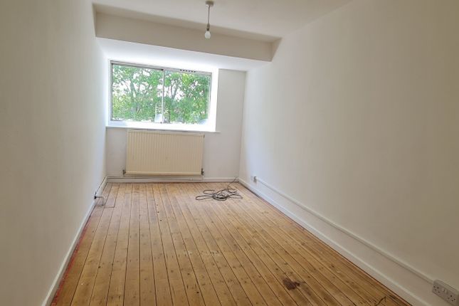 119, Hunt Road, London photo 5