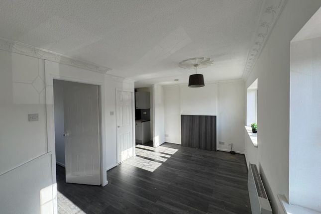 Vicarage Gardens, North Featherstone photo 3
