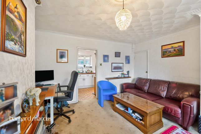 7, Hatton Green, Feltham photo 2