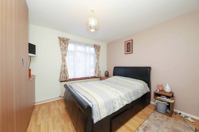 43, Ellement Close, Pinner photo 4