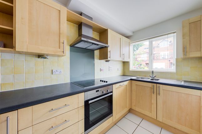 7, Dew Pond Close, Horsham photo 2