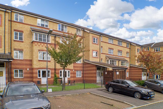Flat to rent in Peatey Court, Princes Gate, High Wycombe