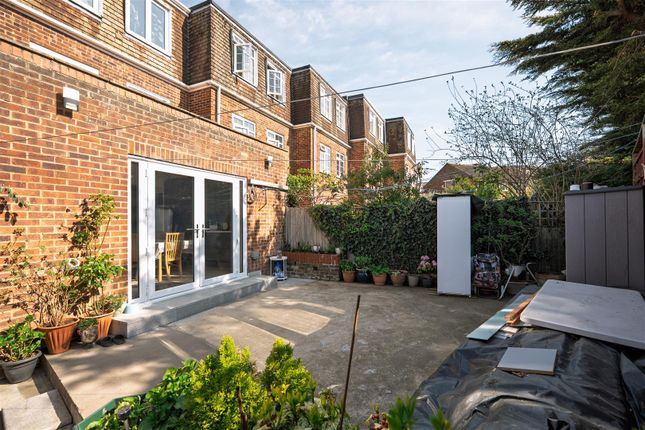 7, Thatcher Close, West Drayton photo 3