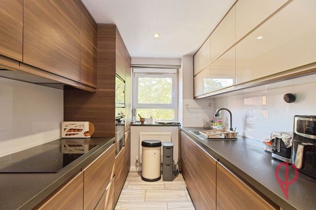 Flat 18, Alford House, Barnfield Road, London photo 5
