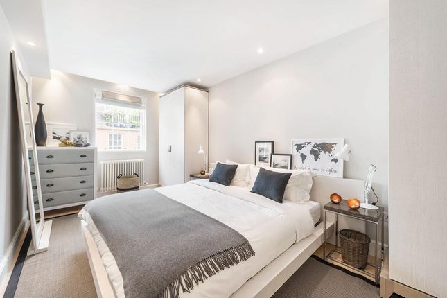 Terraced house to rent in Pavilion Road, London