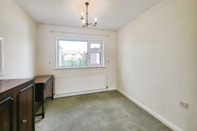 26 Springfield Crescent, Leicester photo 3