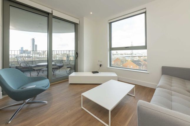 Flat to rent in Union Way, London