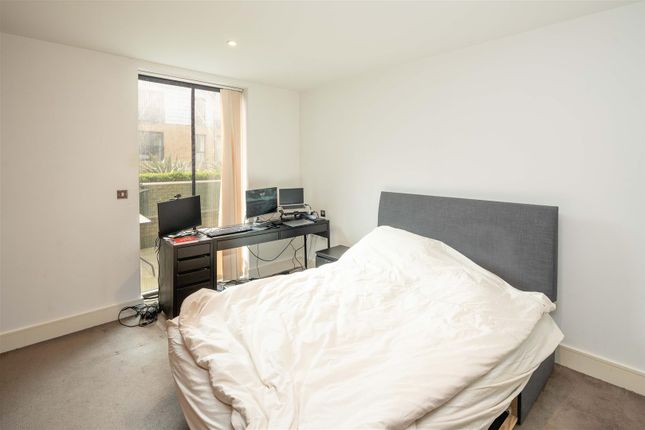 Flat 32, 42, Wallace Court, Tizzard Grove, London photo 4