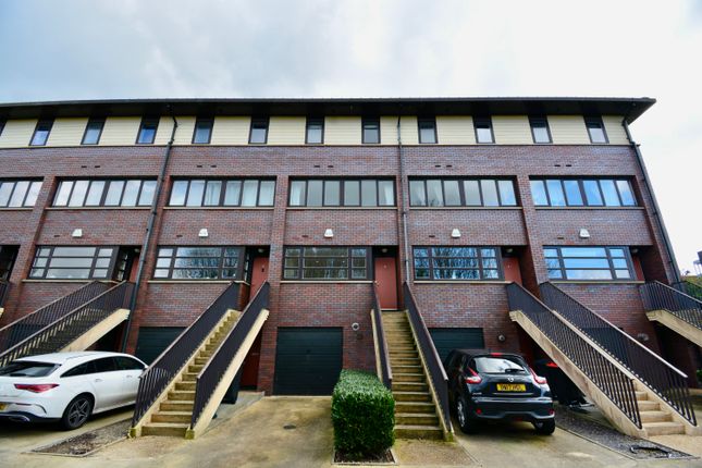 Town house to rent in Glenstall Place, Milton Keynes