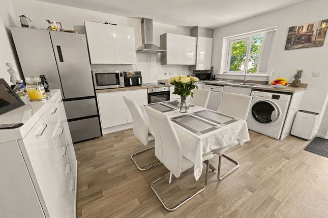 95 Saddlecote Close, Manchester photo 3