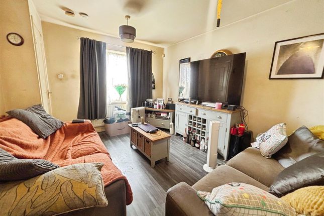 25, Eversley Drive, Bradford photo 5