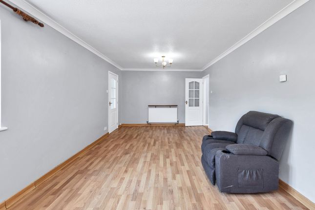 32 Tower Close, Royston photo 4