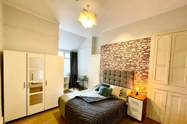 42 Gwydr Crescent, Swansea photo 3