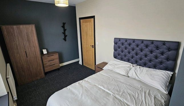 18 Parrin Lane, Manchester photo 2