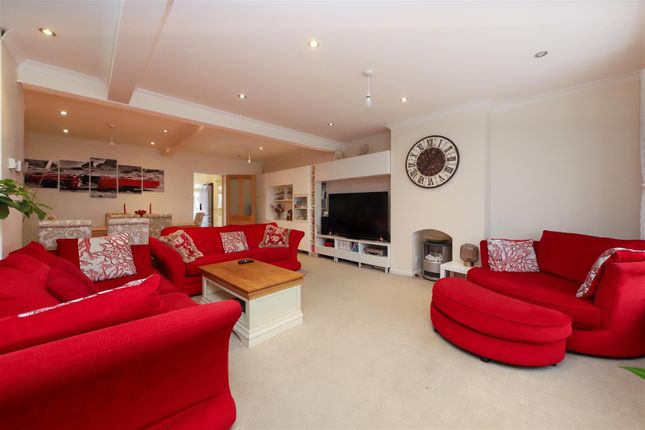 36, Midhurst Gardens, Hillingdon photo 2