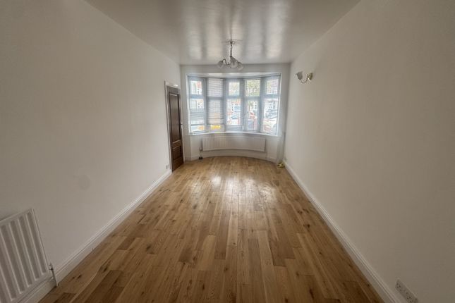 4 Bed Semi-Detached House To Rent Ascot Gardens, Southall Ub1