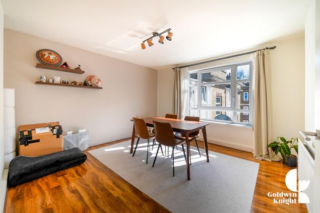 Flat 40 Gooding House, Valley Grove, London photo 2