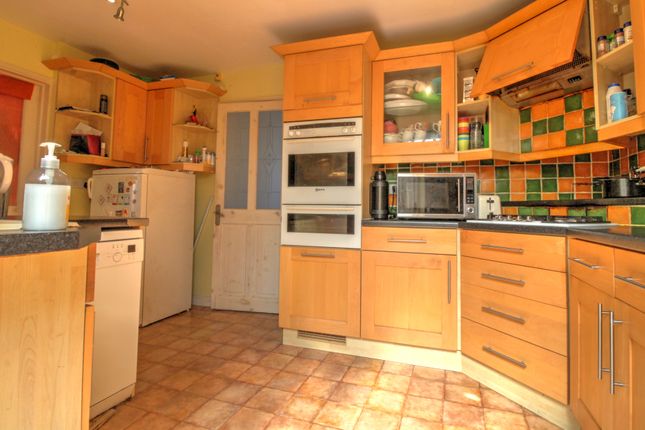 Detached house for sale in Kershaw Close, Luton