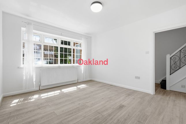 33 Woodcote Avenue, Hornchurch photo 4