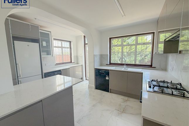 23, Broadfields Avenue, London photo 3
