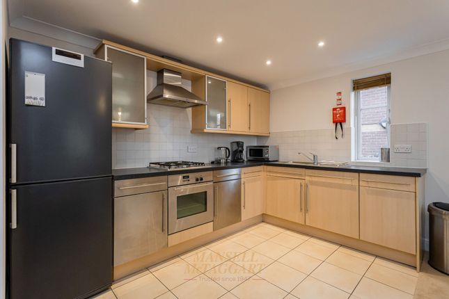 Flat 18 Lumley Road, The Quadrangle, Horley photo 4
