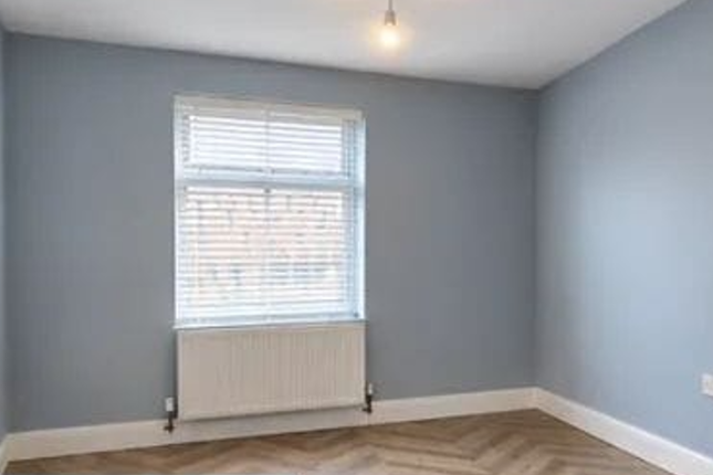 Flat 2, 78 Longbridge Road, Longbridge Road, Barking photo 3