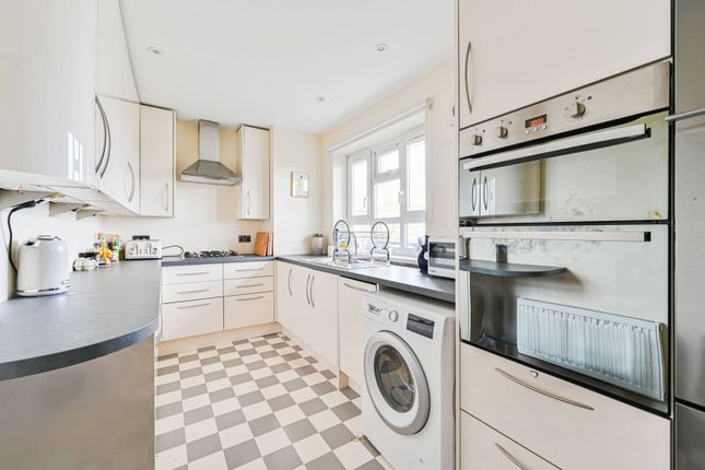Flat to rent in Redlands Way, Brixton Hill, London