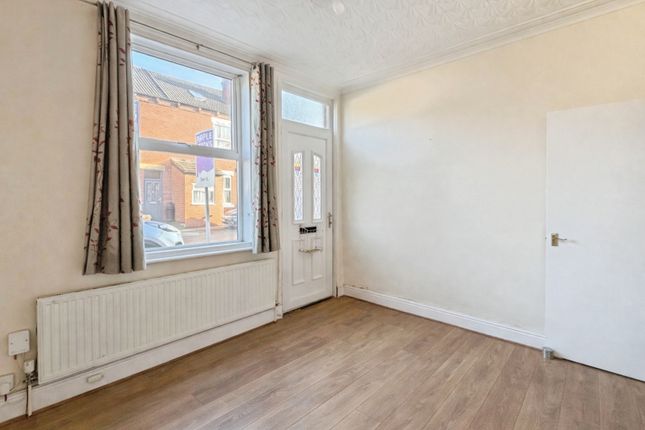 7, Woodleigh Avenue, Leeds photo 3