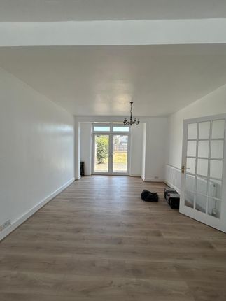 12 Sydney Road, ILFORD photo 2