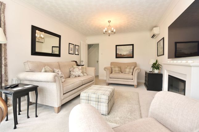 14 Hatley Close, St. Neots photo 2
