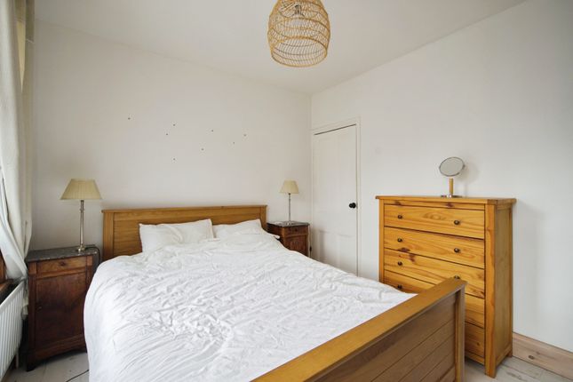 65, Dore Avenue, London photo 3