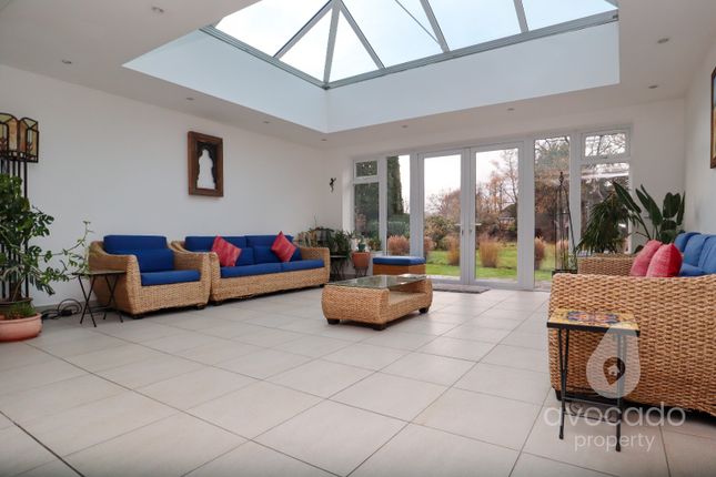 32 Kingsley Avenue, Camberley, Surrey photo 4