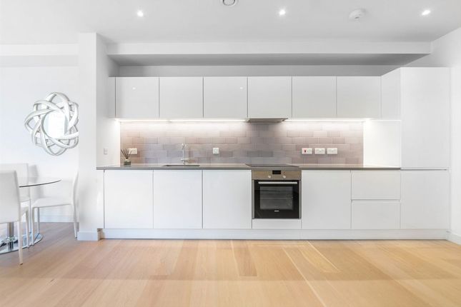 153 Liner House, 2, Royal Wharf Walk, London photo 2