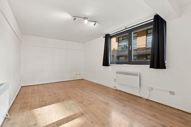 Flat 4, 17-18 Meredith Street, London photo 2