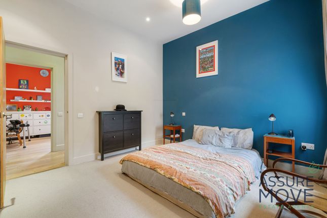 Flat for sale in Queens Avenue, London