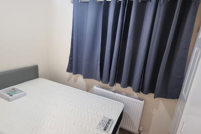 Shared accommodation to rent in Bayliss Avenue, London