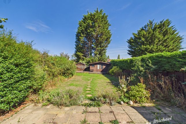 61 Queens Mead, Aylesbury photo 3