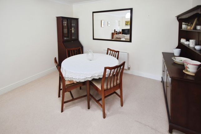 22, Bracken Grange Court, Bradford photo 4
