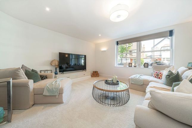13A, Kings Drive, Thames Ditton photo 4