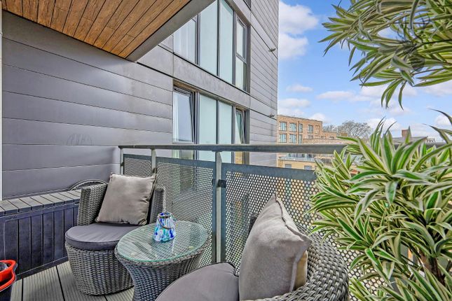 Thumbnail Flat for sale in Taylor Place, London