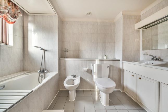Flat for sale in Regents Park Road, Finchley