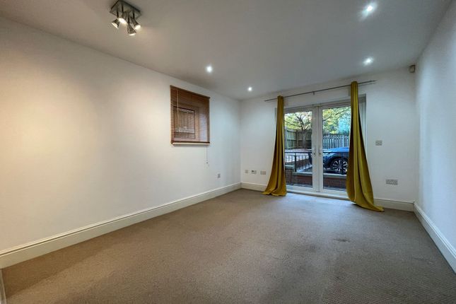 8 Greenbanks Woodthorpe Drive, Nottingham photo 2