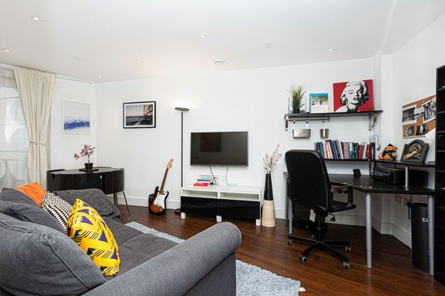 Flat to rent in Queensland Road, London