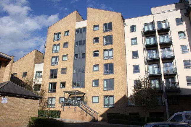 Flat to rent in Victoria Way, Horsell, Woking