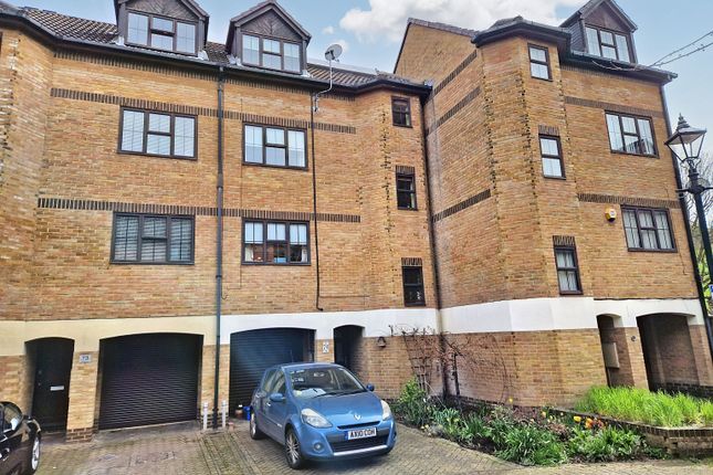 Town house for sale in Hathaway Court, Esplanade, Rochester
